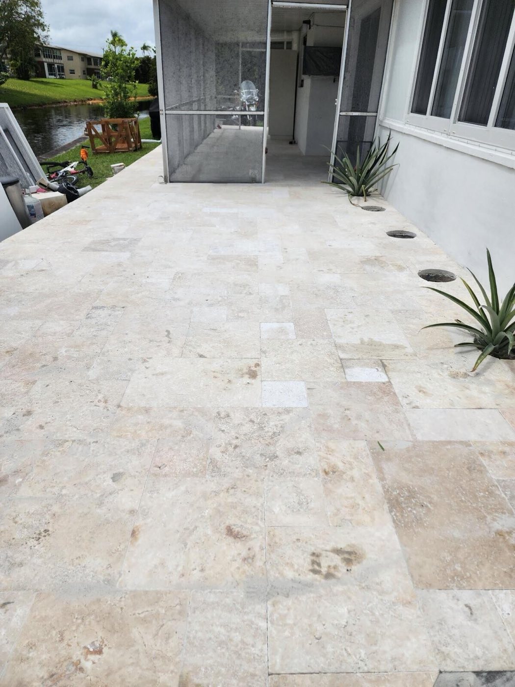 The finished screened lanai in travertine.